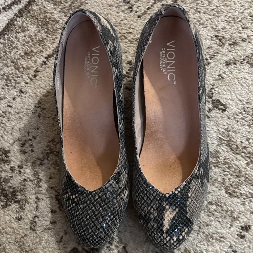 Vionic Antonia textured snakeskin reptile printed wedge pump shoes 9 - Picture 5 of 7
